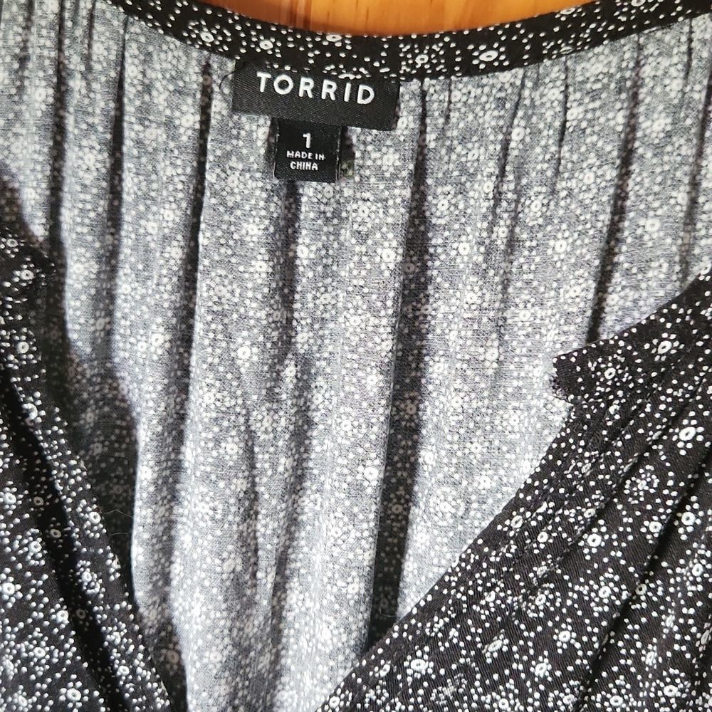 - Torrid Multi-Color Border Print Challis Cold Sh… - image 7